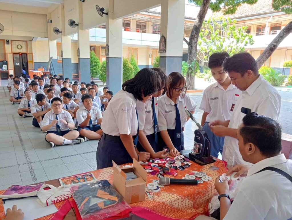 Sesi praktek pembuatan gantungan kunci SDGS - SMP Kansas SKA