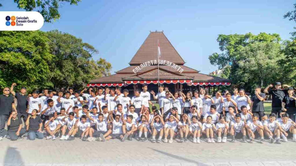 Foto Bersama Setelah Jalan Sehat Dibalaikota Surakarta.