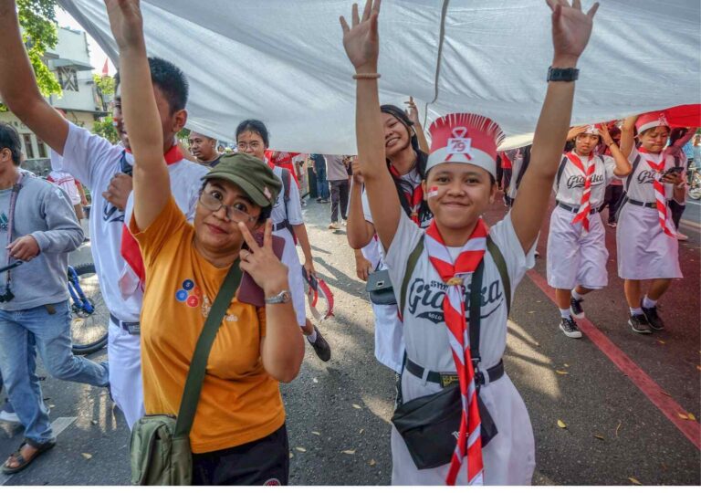 Guru Juga Ikut Bentangan Bendera