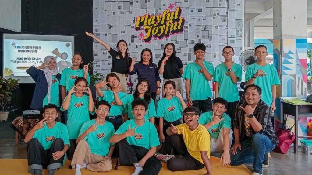 Foto Bersama Latihan Dasar Kepemimpinan - Sekolah Desain Grafis Solo(01)