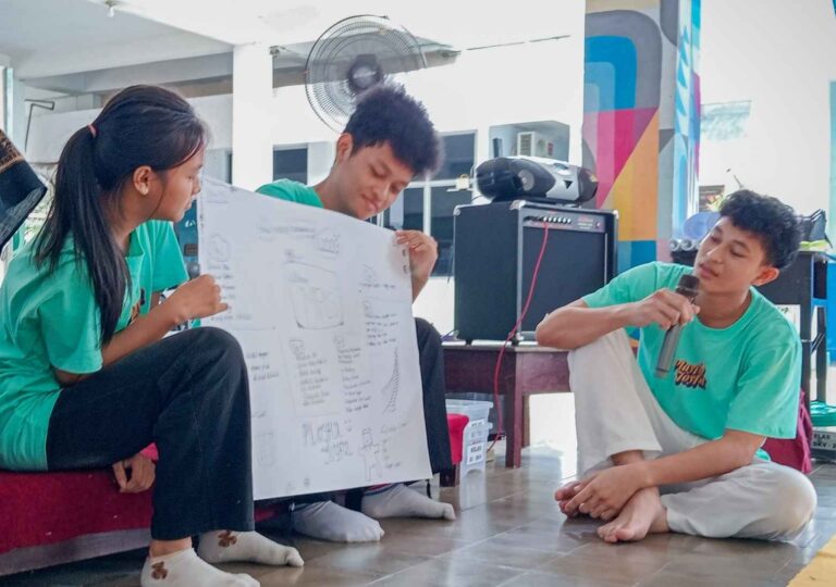 Latihan Dasar Kepemimpinan - Sekolah Desain Grafis Solo