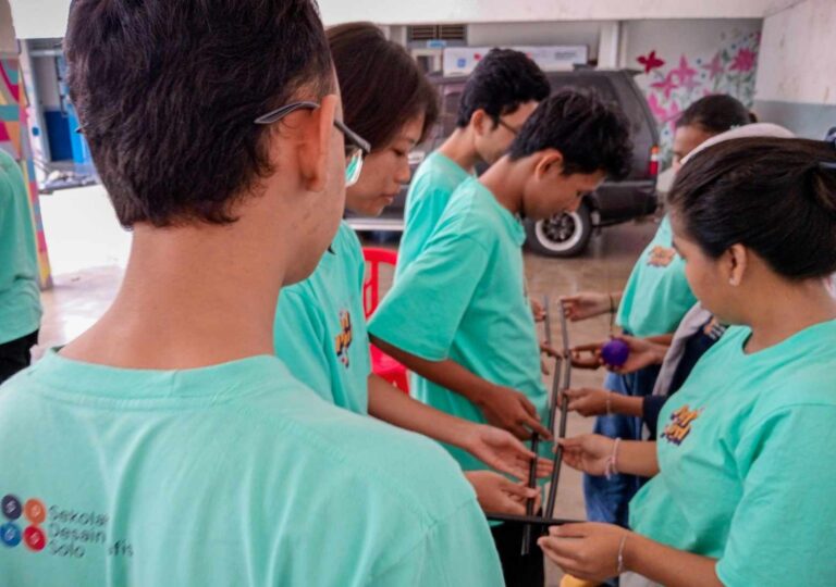 Latihan Dasar Kepemimpinan - Sekolah Desain Grafis Solo